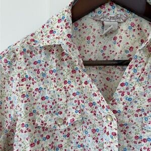 Adorable Vintage Western Style Shirt With Floral Detail